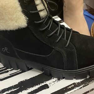 Black laced boots w/ blocked heel.